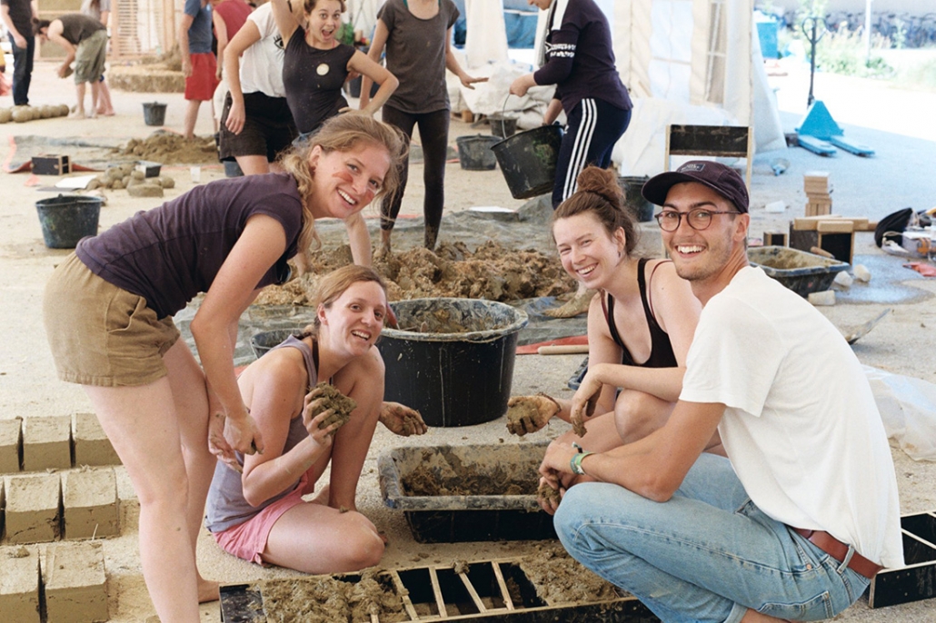 Af jord er vi kommet