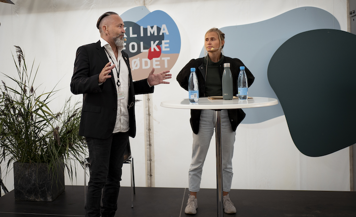 Thomas Hilberth fornemmer stor interesse for bæredygtighed blandt skolens studerende. Til højre Emma Rishøj Holm.