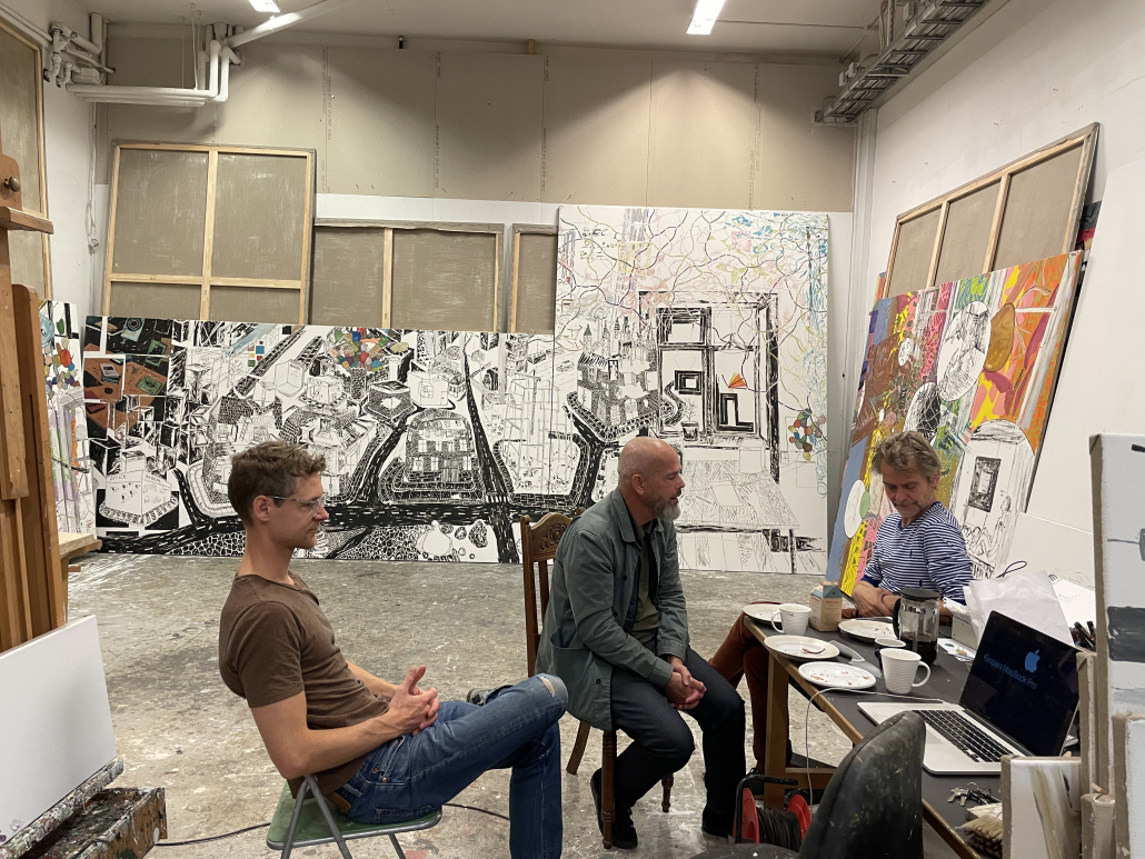 Kaspar Bonnén (th.) i samtale med rektor Torben Nielsen (midten) i Bonnets atelier. Foto: Kristine Leth Juul.