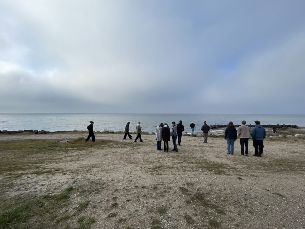 Studerende fra Studio 1F på stranden på Lolland. Foto: Katrina Wiberg.