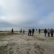 Studerende fra Studio 1F på stranden på Lolland. Foto: Katrina Wiberg.