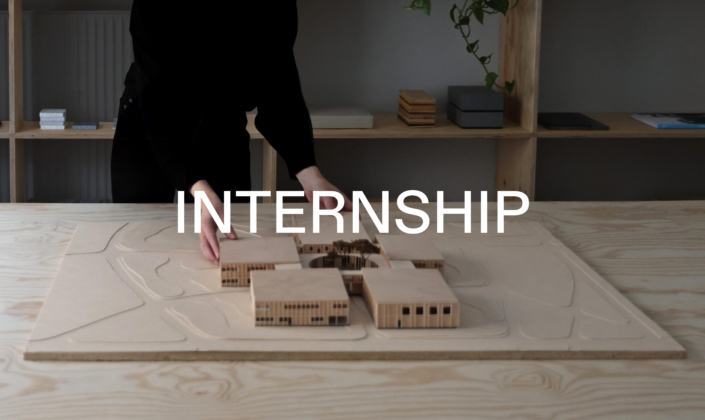 INTERNSHIP-2 Foto af praktikant som står ved arkitekturmodel