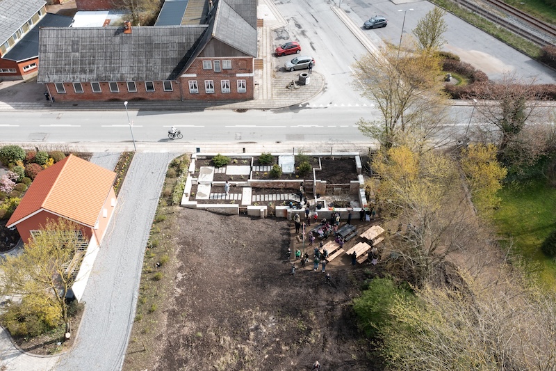 Lægehusgrunden i Bedsted set fra luften under indvielsen i 2024.