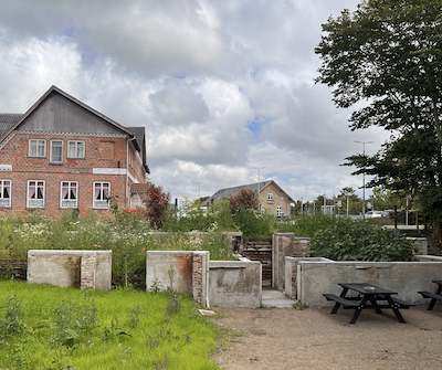 Centrum af Bedsted med lægehusgrunden og bagved kroen (tv.) og stationen. Foto: Stefan Darlan Boris