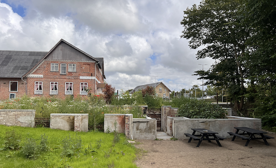 Centrum af Bedsted med lægehusgrunden og bagved kroen (tv.) og stationen. Foto: Stefan Darlan Boris