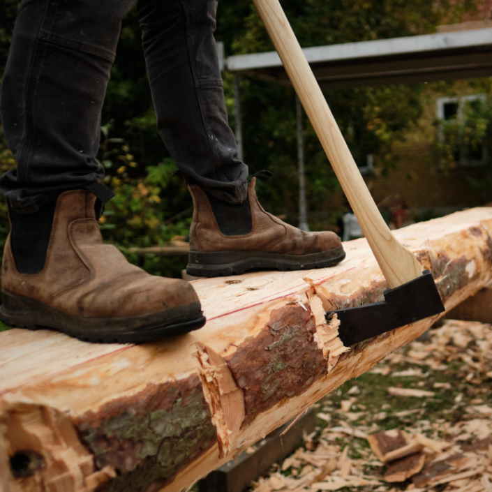 AAA-800×800 Person der hugger råt tømmer med økse