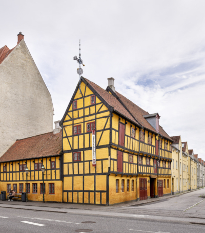 Den ejendom, hvori “Håndværkerhuset i Aalborg” siden 1984 har haft til huse, rummer bygningsdele tilbage til omkring 1630. Ejendommens storhedstid faldt omkring 1800, da ejeren Oluf Christensen fik indtægter fra både tobaks-, sæbe-, papir- og klædefabrikation og samtidig var såvel storkøbmand som skibsreder. Kattesundet 20, Aalborg.