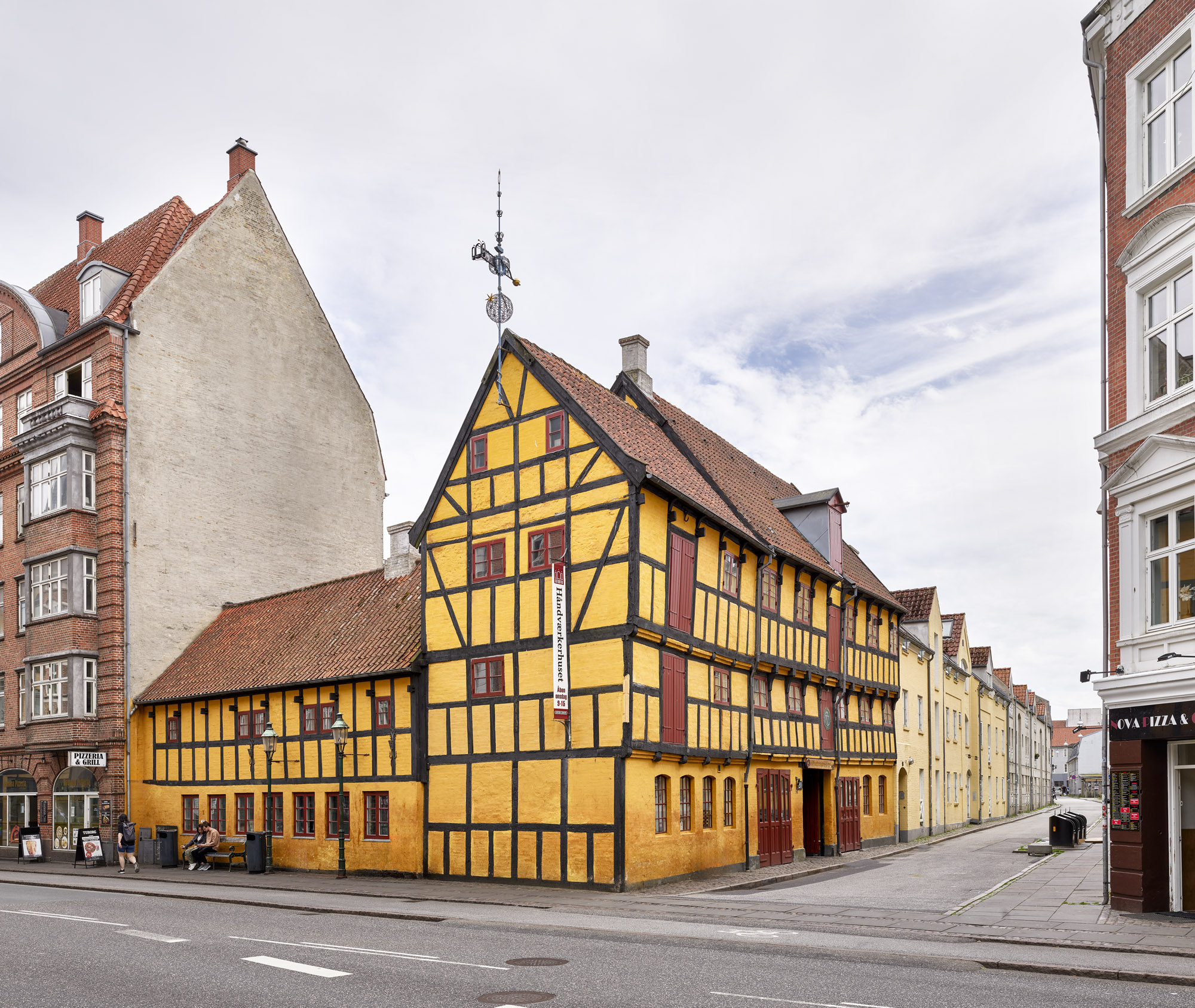 Den ejendom, hvori “Håndværkerhuset i Aalborg” siden 1984 har haft til huse, rummer bygningsdele tilbage til omkring 1630. Ejendommens storhedstid faldt omkring 1800, da ejeren Oluf Christensen fik indtægter fra både tobaks-, sæbe-, papir- og klædefabrikation og samtidig var såvel storkøbmand som skibsreder. Kattesundet 20, Aalborg.